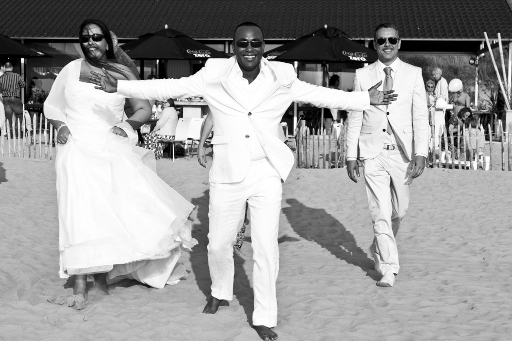 Stoere-trouwfotografie-portret-zwart-wit-bruidspaar-best-man